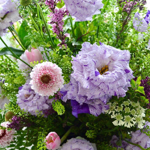 one day taster workshop, vase arrangement with lisianthus, lilac, scabiosa, didiscus and thlaspi