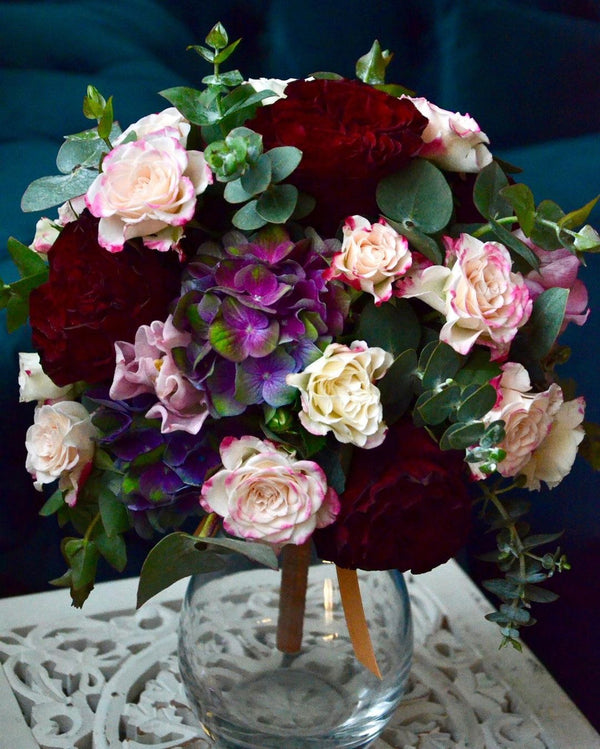 Beginner course, bouquet in bouquet holder with roses, hydrangeas and vanda
