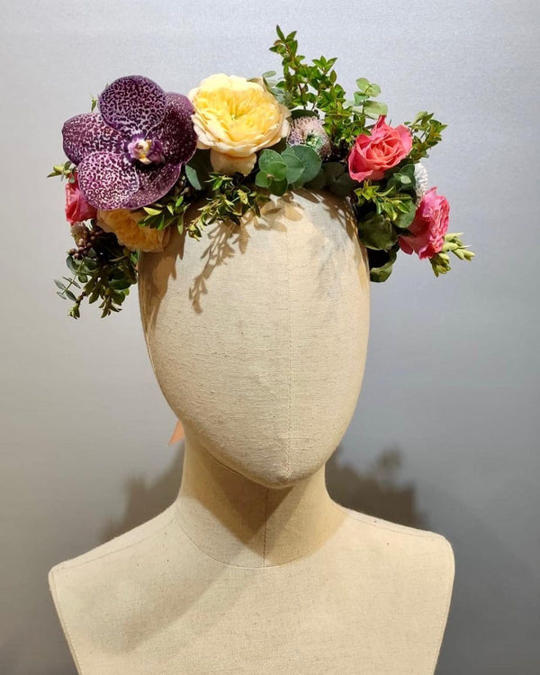 Beginner course, flower crown with roses, lisianthus and vanda