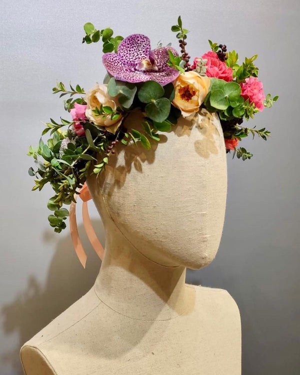 Beginner floristry course, flower crown with roses, lisianthus and vanda