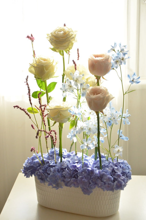 Beginner floristry course, parallel design with roses, hydrangeas and delphiniums