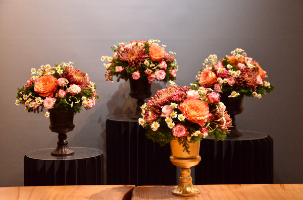 Beginner floristry course, round design with roses, chrysanthemums and matricaria