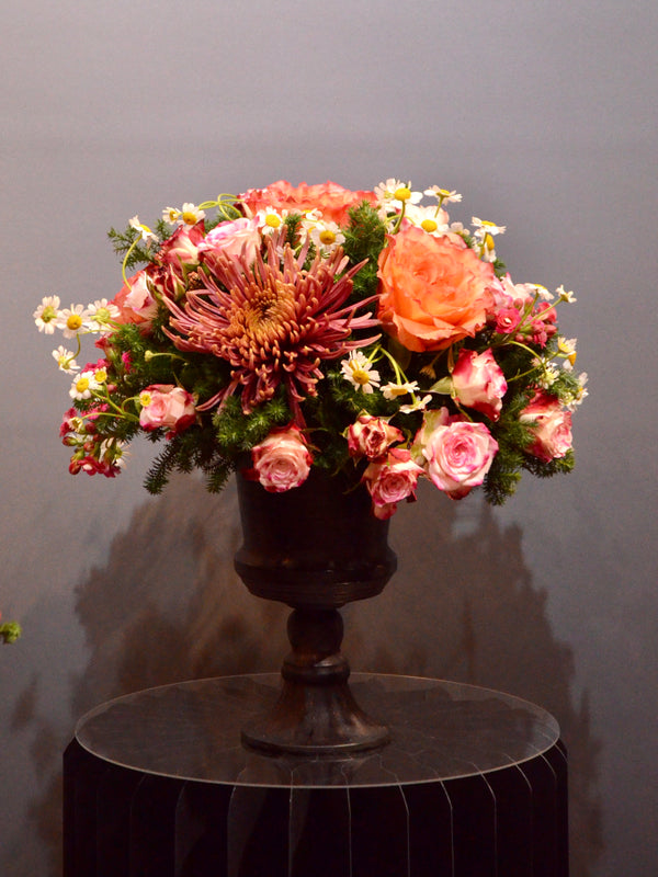 Beginner floristry course, round design with roses, chrysanthemums and matricaria
