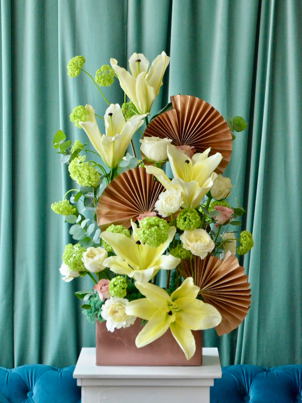 Beginner floristry course, vertical design with lilies, roses and viburnum