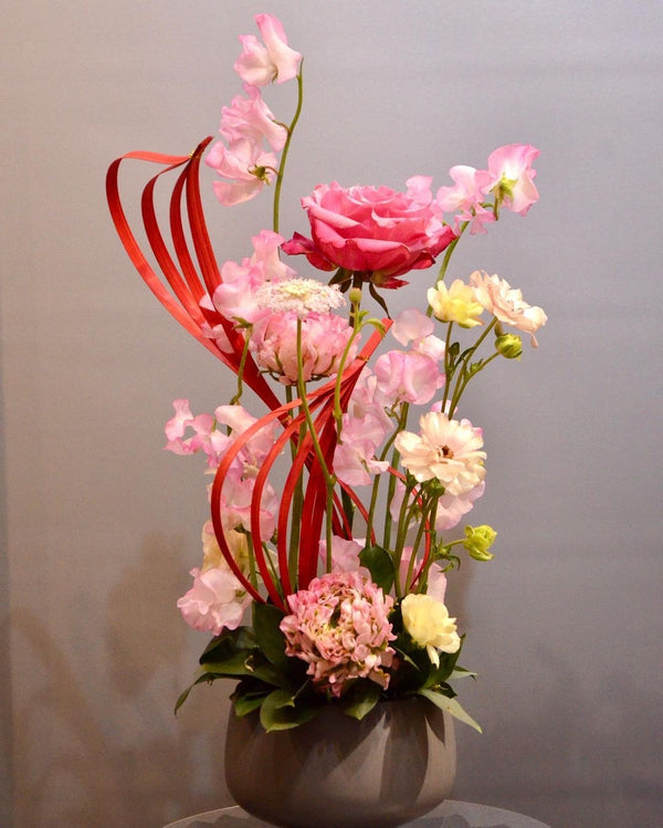 Beginner floristry course, vertical design with ranunculus, butterfly ranunculus and lathyrus