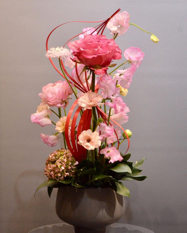 Beginner floristry course, vertical design with ranunculus, butterfly ranunculus and lathyrus