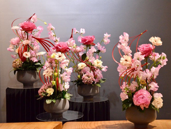 Beginner floristry course, vertical design with ranunculus, butterfly ranunculus and lathyrus