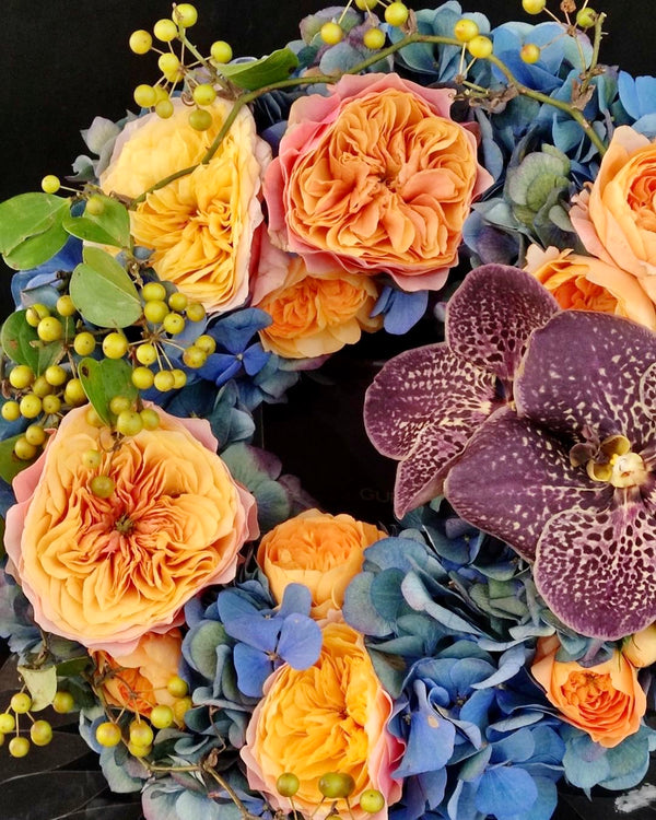 Beginner floristry course, wreath with garden roses, vanda and hydrangeas