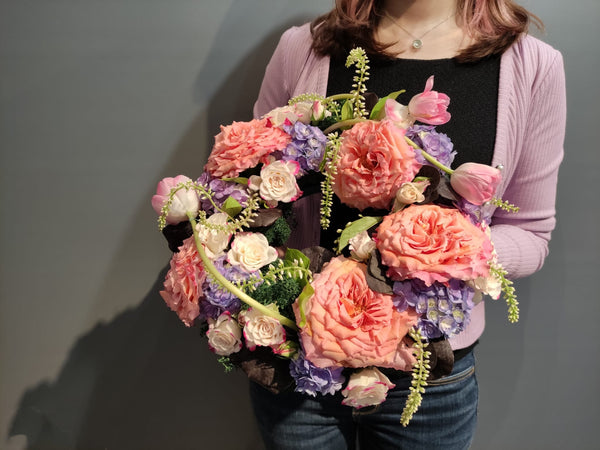 Beginner floristry course, wreath with garden roses, hydrangeas and tulips