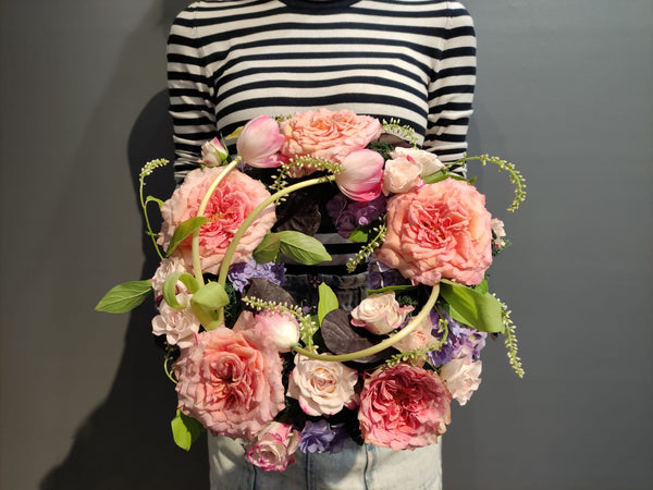 Beginner floristry course, wreath with garden roses, hydrangeas and tulips