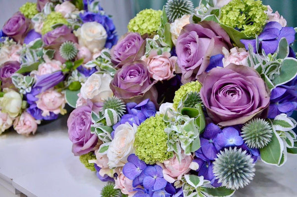Beginner floristry course, wreath with roses, echinops, viburnum and hydrangeas