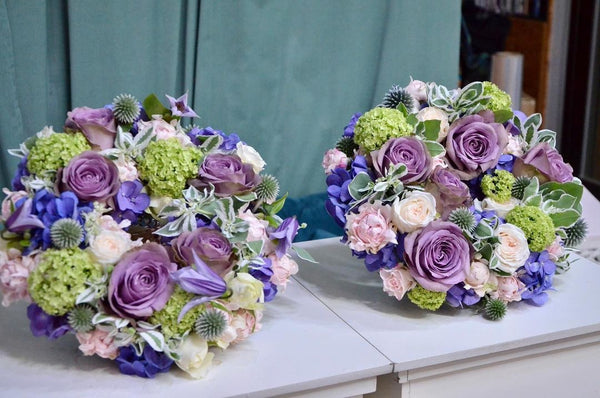 Beginner floristry course, wreath with roses, echinops, viburnum and hydrangeas