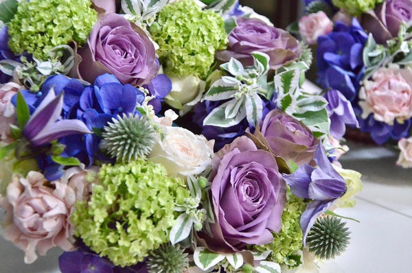 Beginner floristry course, wreath with roses, echinops, viburnum and hydrangeas