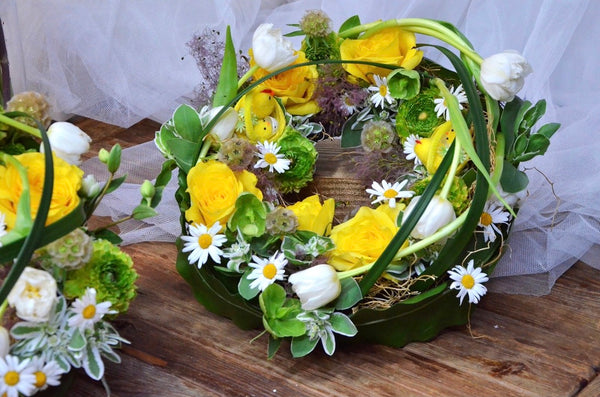 Beginner floristry course, easter wreath with roses, ranunculus, tulips, matricaria and scabiosa pods