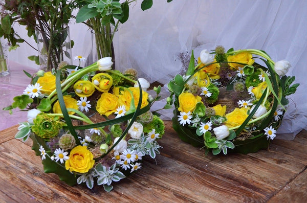 Beginner floristry course, easter wreath with roses, ranunculus, tulips, matricaria and scabiosa pods