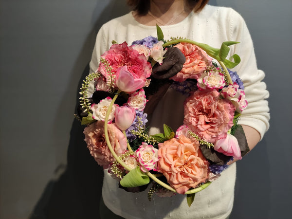 Beginner floristry course, wreath with garden roses, hydrangeas and tulips