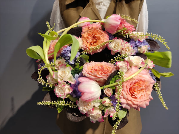 Beginner floristry course, wreath with garden roses, hydrangeas and tulips