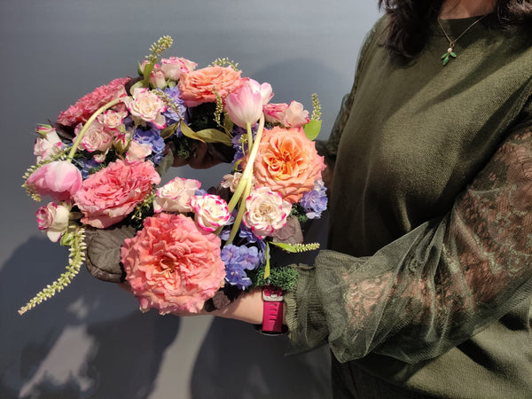Beginner floristry course, wreath with garden roses, hydrangeas and tulips