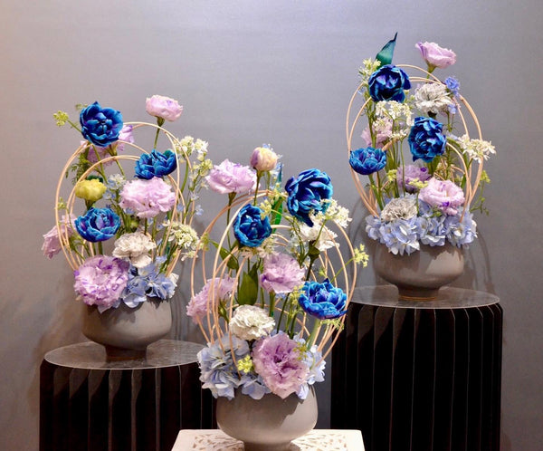 Intermediate floristry course, vertical arrangement with hydrangeas, tulips, lisianthus and didiscus