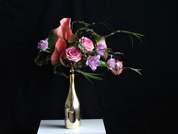 Intermediate floristry course, bouquet in bouquet holder with anthuriums, roses and tulips, featuring leaf manipulation technique