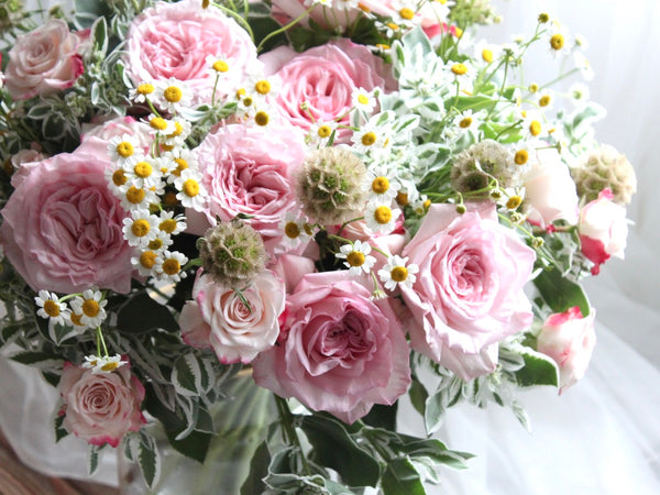 Hand-tied Bouquet Workshop, hand tied bouquet with garden roses, scabiosa pods and matricaria