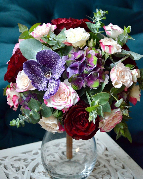 Beginner course, bouquet in bouquet holder with roses, hydrangeas and vanda