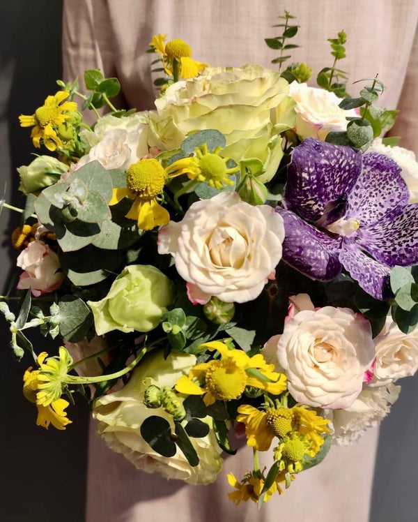Beginner course, bouquet in bouquet holder with roses, helenium and vanda