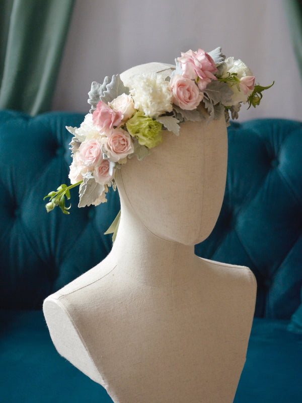 Beginner course, flower crown with roses, lisianthus and butterfly ranunculus
