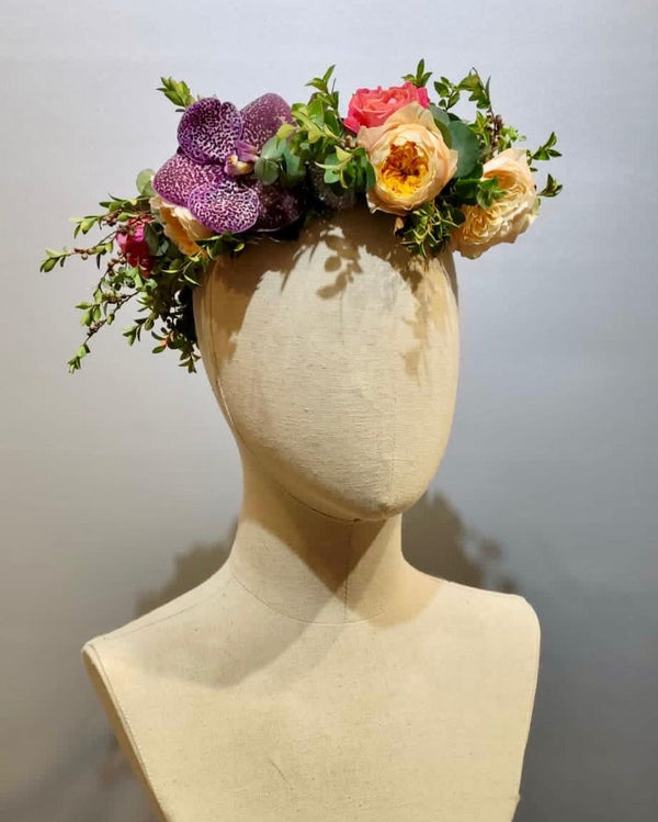 Beginner course, flower crown with roses, lisianthus and vanda