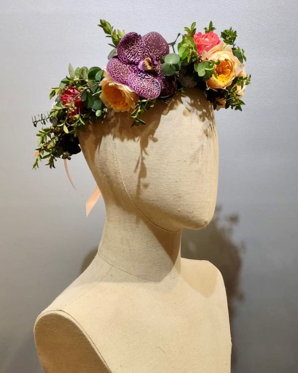 Beginner course, flower crown with roses, lisianthus and vanda