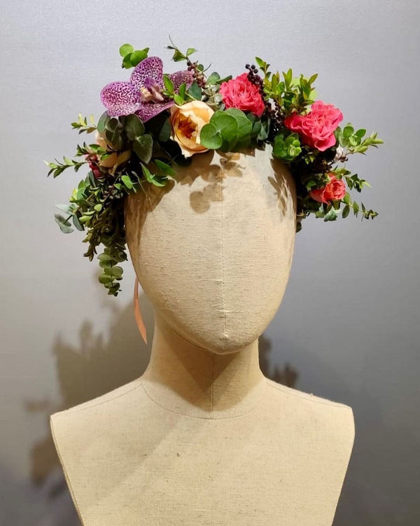 Beginner floristry course, flower crown with roses, lisianthus and vanda