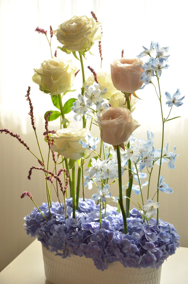 Beginner floristry course, parallel design with roses, hydrangeas and delphiniums