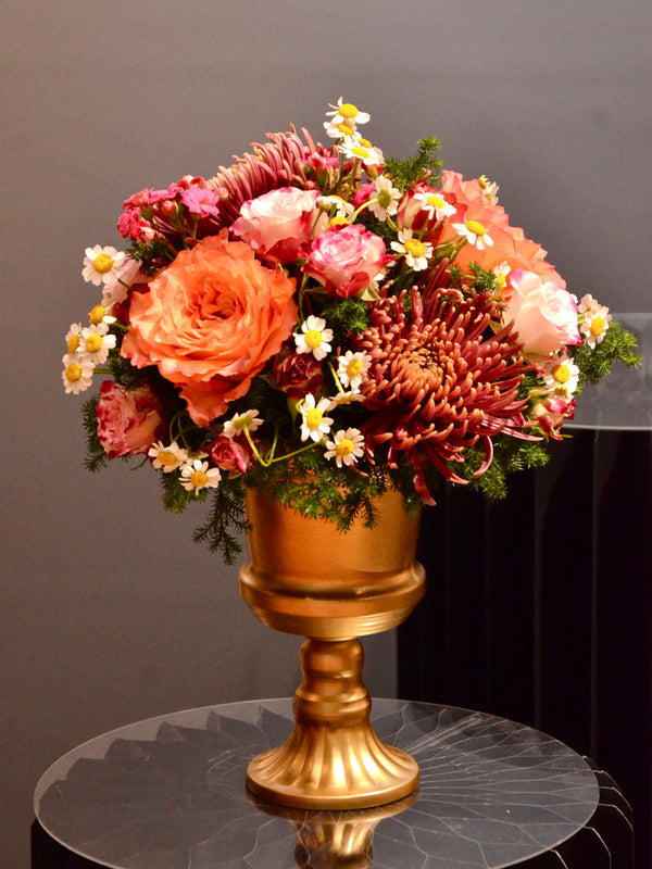 Beginner floristry course, round design with roses, chrysanthemums and matricaria