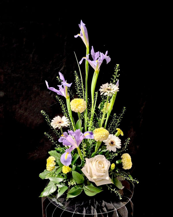 Beginner floristry course, triangle design with roses, iris, gerbera, tagetes and thlaspi