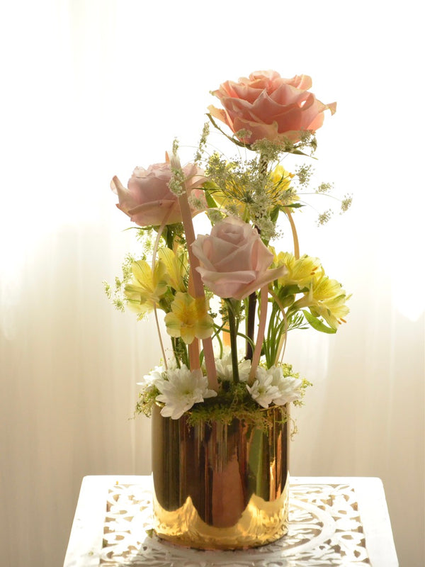Beginner floristry course, vertical design with roses, alstroemeria, spray chrysanthemum and ammi majus