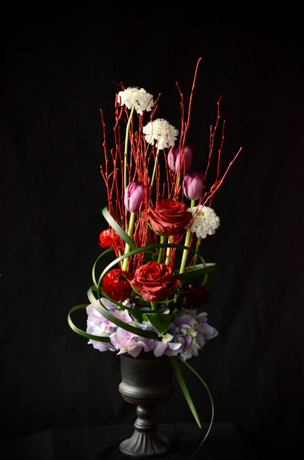 Beginner floristry course, vertical design with birch twigs, roses, tulips, hydrangeas and didiscus