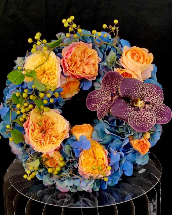 Beginner floristry course, wreath with garden roses, vanda and hydrangeas