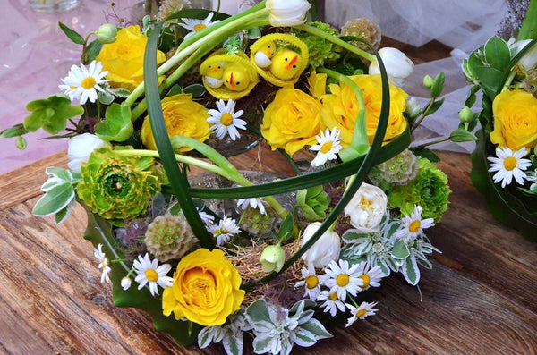 Beginner floristry course, easter wreath with roses, ranunculus, tulips, matricaria and scabiosa pods