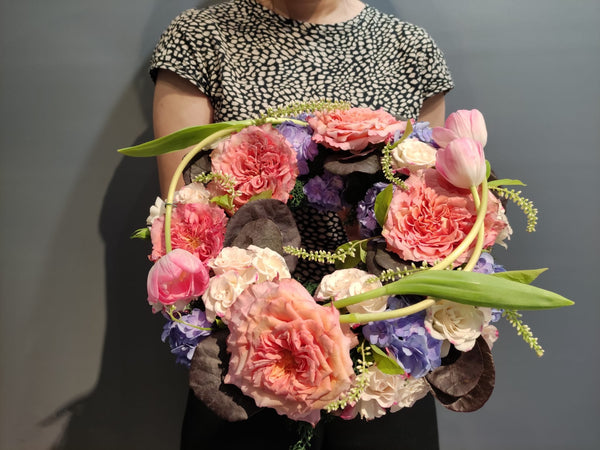 Beginner floristry course, wreath with garden roses, hydrangeas and tulips