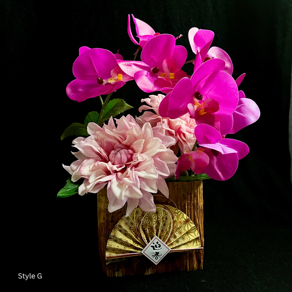 Style G: Artificial flower arrangement with new year decoration in tree bark container. Slightly variable size, approx. 25*30cm. 
