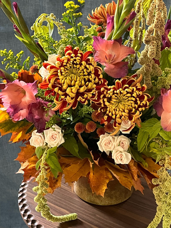 Floristry class. Vase arrangement in autumn colours.