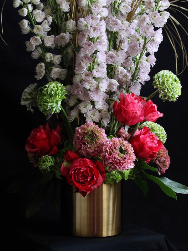 one day taster floristry workshop, flower arrangement with dephiniums, roses, ranunculus, viburnum and golden bear grass